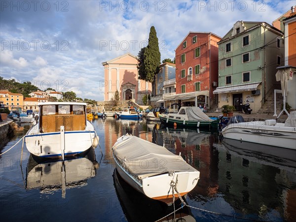 St. Anthony's Church in the morning light, boats in the harbour, Veli Losinj, Losinj Island, Kvarner Bay, Croatia, Europe