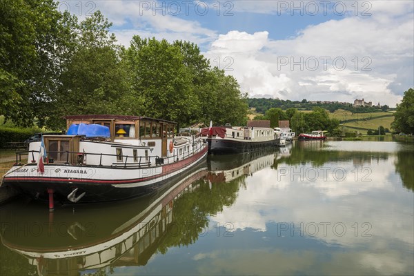 Canal de Bourgogne, Chateauneuf, Departement Cote-d'Or, Burgundy, Bourgogne-Franche-Comte, France, Europe