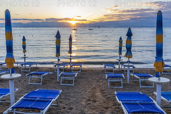 Sun loungers and parasols on Straccolignino beach at sunrise, near Capoliveri, Elba, Tuscan Archipelago, Tuscany, Italy, Europe