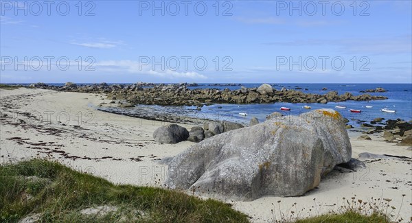 Lighthouse and beach at the Pointe de Pontusval, Plouneour-Brignogan-Plage, department Finistere Penn ar Bed, region Bretagne Breizh, Atlantic coast, France, Europe