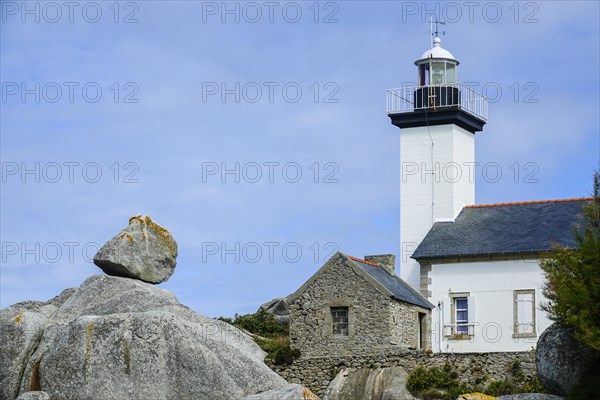 Lighthouse and beach at the Pointe de Pontusval, Plouneour-Brignogan-Plage, department Finistere Penn ar Bed, region Bretagne Breizh, Atlantic coast, France, Europe