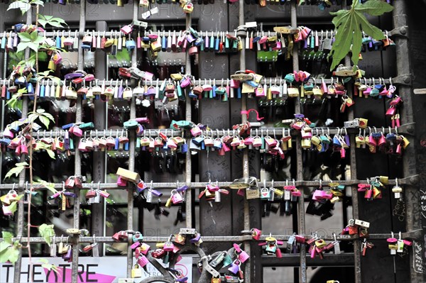 Love locks at Juliet's house, Casa di Giulietta, Verona, Veneto, Veneto, Italy, Europe