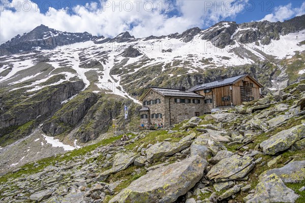 Mountain hut Friesenberghaus, mountain landscape with snow-covered peak Gefrorene-Wand-Spitze, Berliner Hoehenweg, Zillertal Alps, Tyrol, Austria, Europe