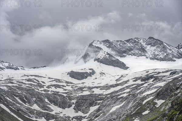 Glaciated mountain peak Dosso Largo with Schlegeiskees glacier, Berliner Hoehenweg, Zillertal Alps, Tyrol, Austria, Europe