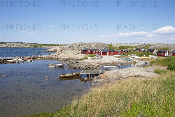 Red wooden houses on the archipelago island of Hoenoe, Oeckeroe municipality, Vaestra Goetalands laen province, Sweden, Europe
