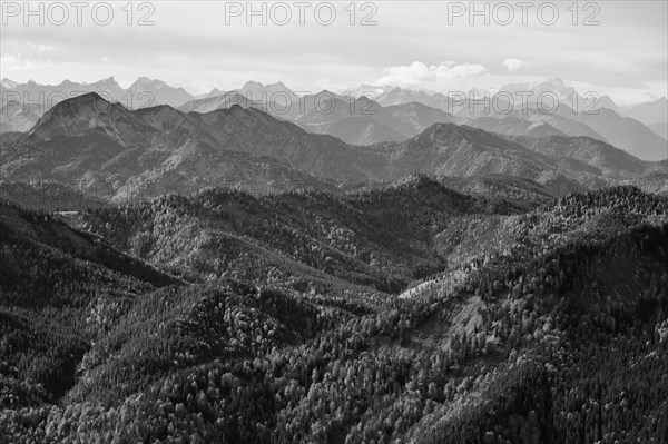 Halserspitze with Blaubergkamm and Schildenstein, behind Karwendel and Wetterstein range with Zugspitze, view from the Rotwand, Spitzingsee, Mangfall mountains, Bavarian Prealps, Upper Bavaria, Bavaria, Germany, Europe