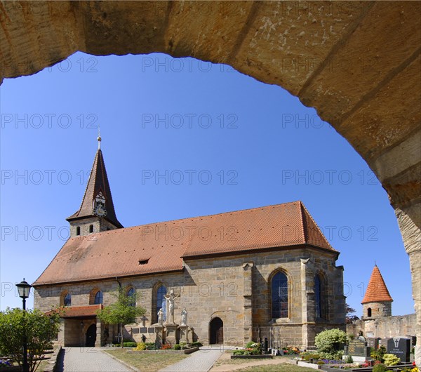 Effeltrich, fortified church of St George. The fortified church was built at the end of the 15th century as a fortified church after Nuremberg troops robbed the town twice. With its approx. 200 metre long wall, four towers and the battlements on the south side, Effeltrich has the best preserved fortified church in Upper Franconia