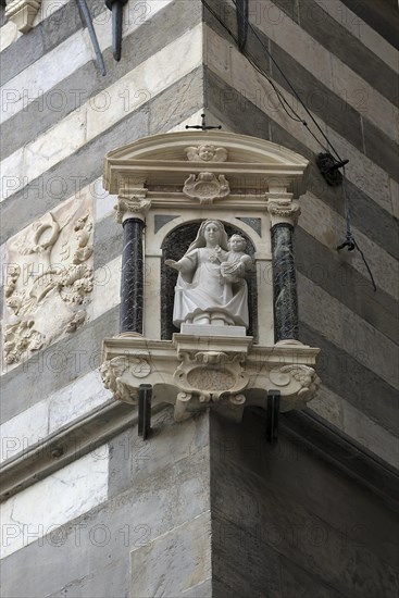 Sculpture of the Virgin Mary at the Cathedral of San Lorenzo, opened in 1098, Piazza S. Lorenzo, Genoa, Italy, Europe