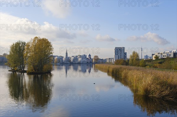 Housing estate with newly built detached houses on Lake Phoenix, Hoerde, Dortmund, Ruhr area, Westphalia, North Rhine-Westphalia, Germany, Europe