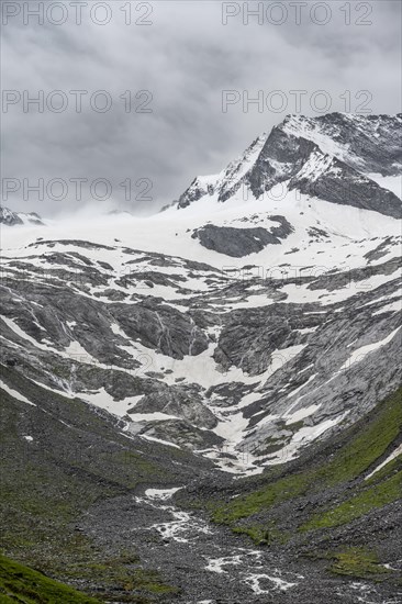 Schlegeisgrund valley, glaciated mountain peaks Dosso Largo and Schlegeiskees glacier, Berliner Hoehenweg, Zillertal Alps, Tyrol, Austria, Europe