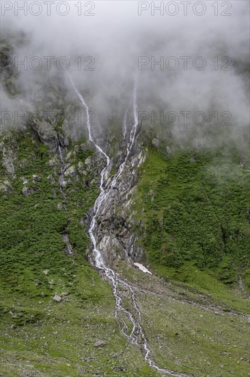 Mountain streams flowing over steep mountain slopes, cloudy mountain landscape, Furtschaglhaus, Berliner Hoehenweg, Zillertal, Tyrol, Austria, Europe