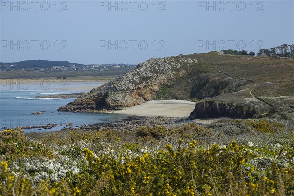 Sandy beach beach at the Pointe de Dinan, Crozon, Crozon Peninsula, Finistere Penn ar Bed department, Brittany Breizh region, France, Europe