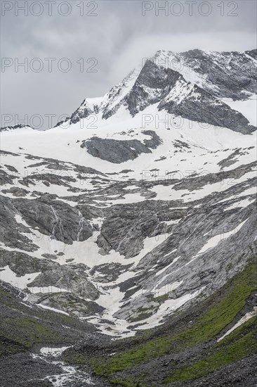 Schlegeisgrund valley, glaciated mountain peaks Dosso Largo and Schlegeiskees glacier, Berliner Hoehenweg, Zillertal Alps, Tyrol, Austria, Europe