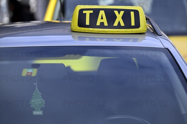 Taxi lettering