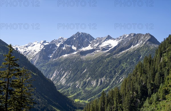 Rocky mountain peaks Grosser Greiner and Kleiner Greiner with snow, Zillertal Alps, Tyrol, Austria, Europe
