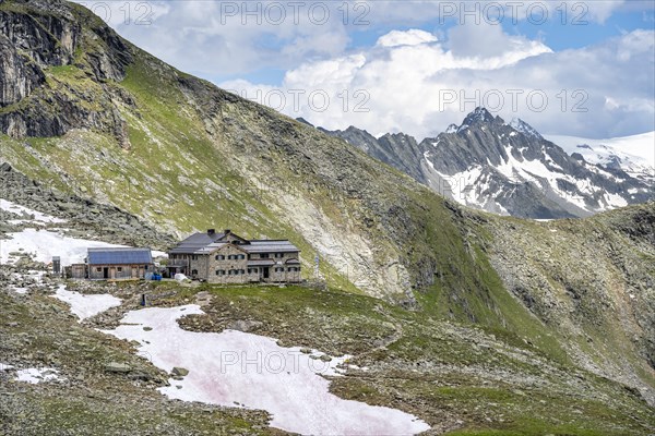 Mountain hut Friesenberghaus, mountain landscape with snow-covered mountain peaks, Berliner Hoehenweg, Zillertal Alps, Tyrol, Austria, Europe