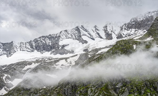 Glaciated mountain peaks, Hochfeiler with Schlegeiskees glacier, Berliner Hoehenweg, Zillertal, Tyrol, Austria, Europe