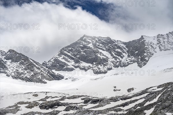 Glaciated mountain peaks, Hoher Weiszint with Schlegeiskees glacier, Berliner Hoehenweg, Zillertal, Tyrol, Austria, Europe