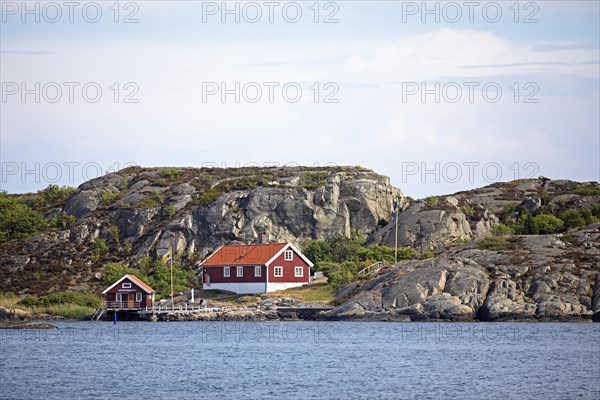 Red wooden house, Marstrandsoe archipelago, Marstrand, Vaestra Goetalands laen, Sweden, Europe