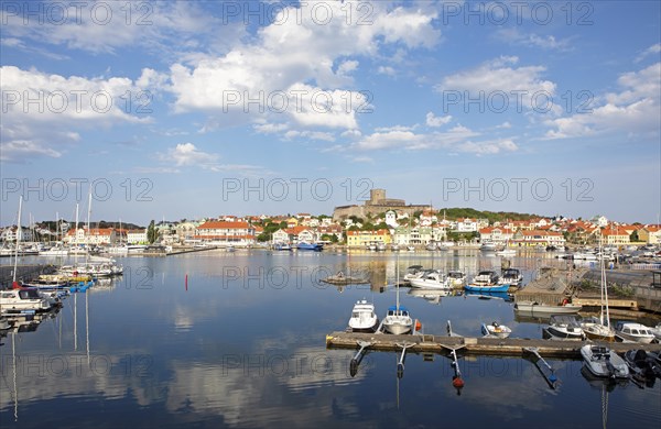 Marstrandsoe archipelago, harbour in front, Carlsten fortress behind, Marstrand, Vaestra Goetalands laen, Sweden, Europe