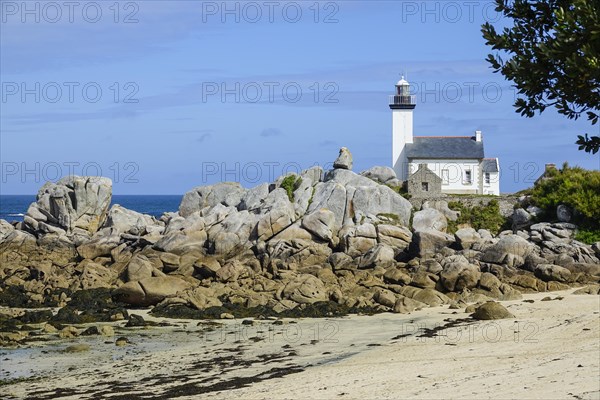 Lighthouse and beach at the Pointe de Pontusval, Plouneour-Brignogan-Plage, department Finistere Penn ar Bed, region Bretagne Breizh, Atlantic coast, France, Europe