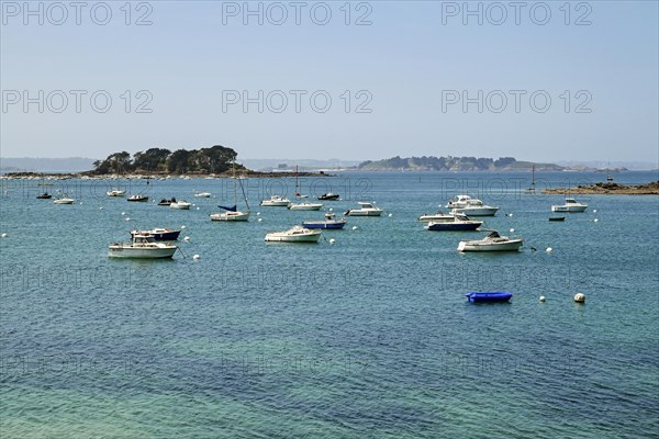 Emerald Coast with boats near Saint-Briac-sur-Mer, Ille-et-Vilaine, Brittany, France, Europe