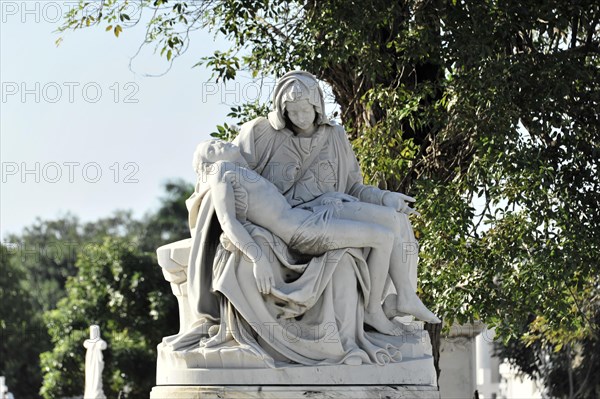 Sculpture, graves, gravesites, Cementerio de Cristobal Colon, Christopher Columbus Cemetery, 56 ha cemetery, Havana, Cuba, Greater Antilles, Caribbean, Central America, America, Central America