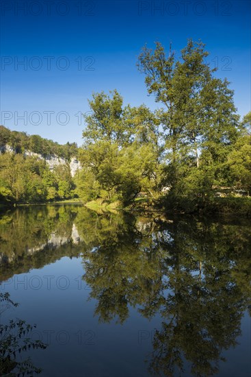 River with gorge and autumnal coloured forest, valley of the Loue, Lizine, near Besancon, Departement Doubs, Bourgogne-Franche-Comte, Jura, France, Europe