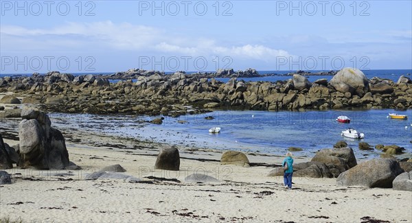 Lighthouse and beach at the Pointe de Pontusval, Plouneour-Brignogan-Plage, department Finistere Penn ar Bed, region Bretagne Breizh, Atlantic coast, France, Europe