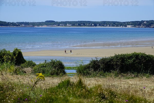Sandy beach beach Plage de l'Aber in the Anse de Morgat, behind Morgat, Crozon peninsula, Finistere department, Brittany region, France, Europe