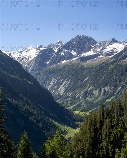 View of the Zemmtal valley, narrow mountain valley with rocky mountain peaks, Grosser Greiner and Kleiner Greiner peaks with snow, Zillertal Alps, Tyrol, Austria, Europe