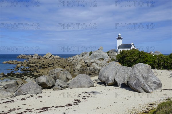 Lighthouse and beach at the Pointe de Pontusval, Plouneour-Brignogan-Plage, department Finistere Penn ar Bed, region Bretagne Breizh, Atlantic coast, France, Europe