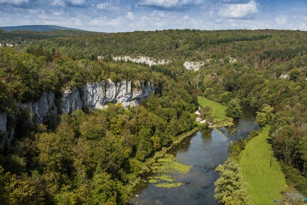 River with gorge and autumnal coloured forest, valley of the Loue, Lizine, near Besancon, Departement Doubs, Bourgogne-Franche-Comte, Jura, France, Europe