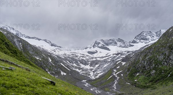 Schlegeisgrund valley, glaciated mountain peaks Hoher Weiszint and Schlegeiskees glacier, Berliner Hoehenweg, Zillertal Alps, Tyrol, Austria, Europe