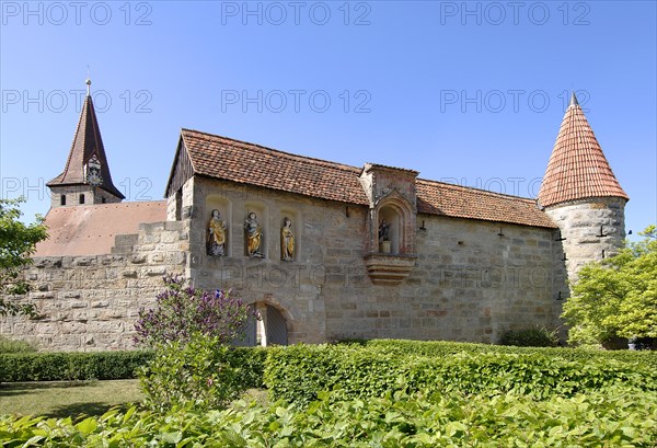 Effeltrich, fortified church of St George. The fortified church was built at the end of the 15th century as a fortified church after Nuremberg troops robbed the town twice. With its approx. 200 metre long wall, four towers and the battlements on the south side, Effeltrich has the best preserved fortified church in Upper Franconia