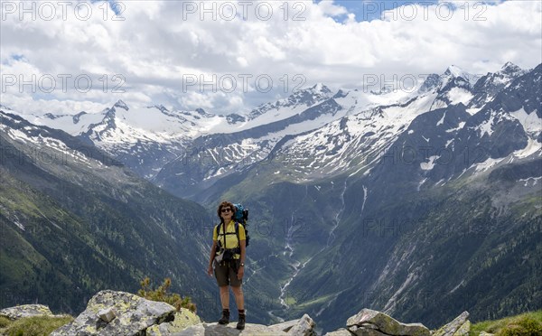 Mountaineer on hiking trail, Berliner Hoehenweg, mountain panorama with mountain valley Zemmer Grund, glaciated peaks Grosser Moeseler, Turnerkamp and Hornspitzen, Zillertal Alps, Tyrol, Austria, Europe