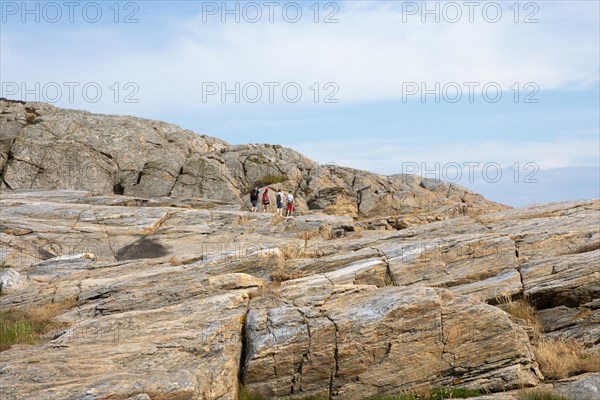 Hikers on the archipelago island of Marstrandsoe, Marstrand, Vaestra Goetalands laen, Sweden, Europe