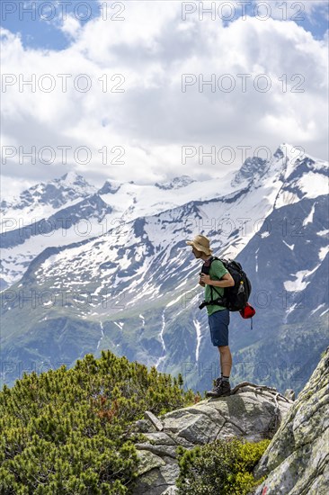 Mountaineer on hiking trail, Berliner Hoehenweg, mountain panorama with summit Grosser Moeseler and Turnerkamp, Zillertal Alps, Tyrol, Austria, Europe