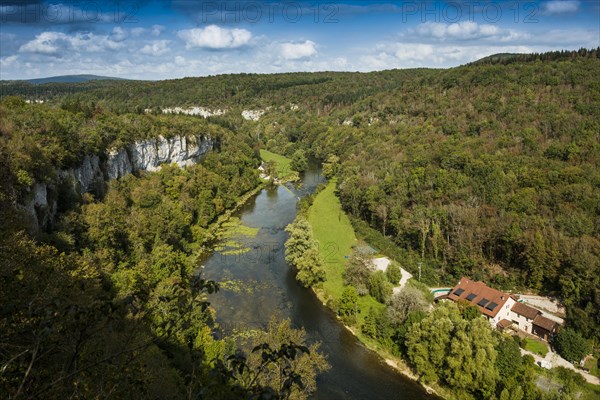 River with gorge and autumnal coloured forest, valley of the Loue, Lizine, near Besancon, Departement Doubs, Bourgogne-Franche-Comte, Jura, France, Europe