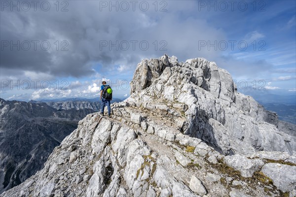 Mountaineer on a narrow rocky ridge, Watzmann crossing to the Watzmann Mittelspitze, Berchtesgaden National Park, Berchtesgaden Alps, Bavaria, Germany, Europe
