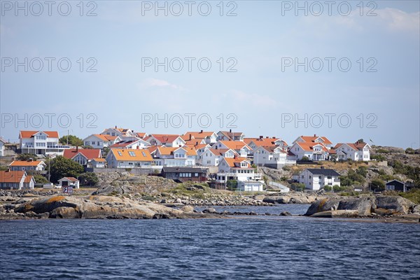 View of Hoenoe, Hoenoe archipelago island, Oeckeroe municipality, Vaestra Goetalands laen province, Sweden, Europe