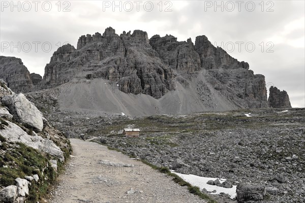 101 Hiking trail, Three Peaks hiking trail, behind Lavaredo hut, 2344m, Sesto Dolomites, Italy, Europe