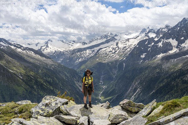 Mountaineer on hiking trail, Berliner Hoehenweg, mountain panorama with mountain valley Zemmer Grund, glaciated peaks Grosser Moeseler, Turnerkamp and Hornspitzen, Zillertal Alps, Tyrol, Austria, Europe