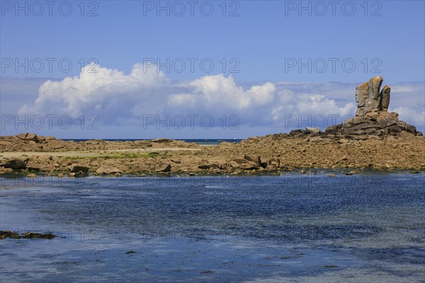 Keremma dunes with rock formations on the English Channel beach, Treflez, Finistere Penn-ar-Bed department, Brittany Breizh region, France, Europe