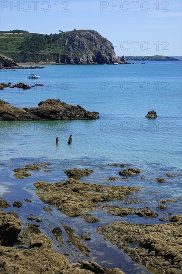 Pointe de Treboul rock formation in the Baie de Douarnenez bay seen from the Ile de l'Aber, Crozon peninsula, Finistere department, Brittany region, France, Europe