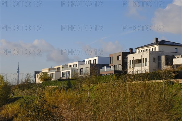 Housing estate with newly built detached houses on Lake Phoenix, Hoerde, Dortmund, Ruhr area, Westphalia, North Rhine-Westphalia, Germany, Europe