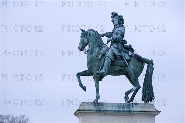 Equestrian statue of Louis XIV in front of the Chateau de Versailles, Yvelines department, Ile-de-France region, France, Europe