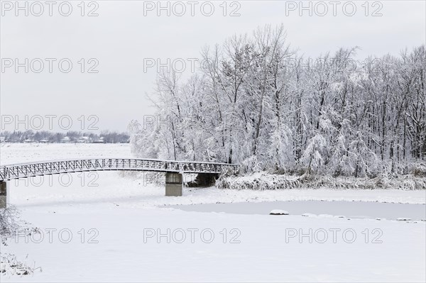 Winter, pedestrian bridge to an island, Saint Lawrence River, Province of Quebec, Canada, North America