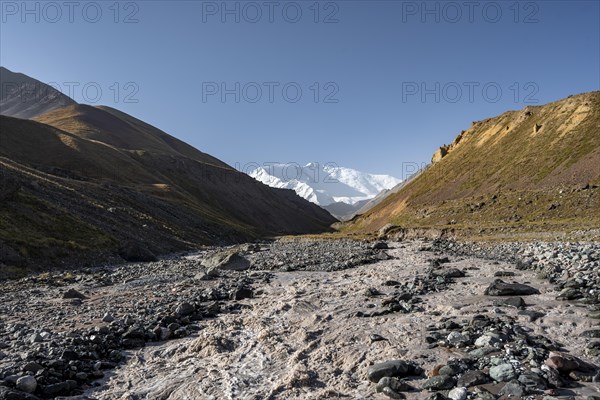 Achik Tash river, Achik Tash valley, behind glaciated and snow-covered mountain peak Pik Lenin, Trans Alay Mountains, Pamir Mountains, Osh Province, Kyrgyzstan, Asia