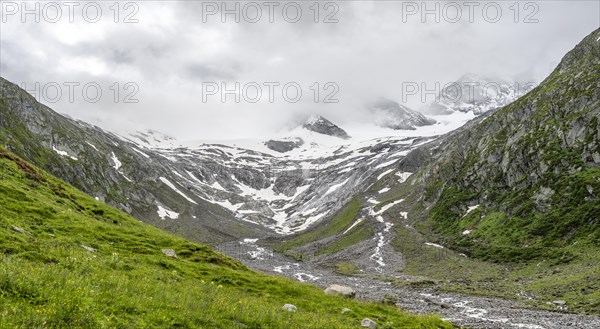 Schlegeisgrund valley, glaciated mountain peaks Hoher Weiszint and Schlegeiskees glacier, Berliner Hoehenweg, Zillertal Alps, Tyrol, Austria, Europe